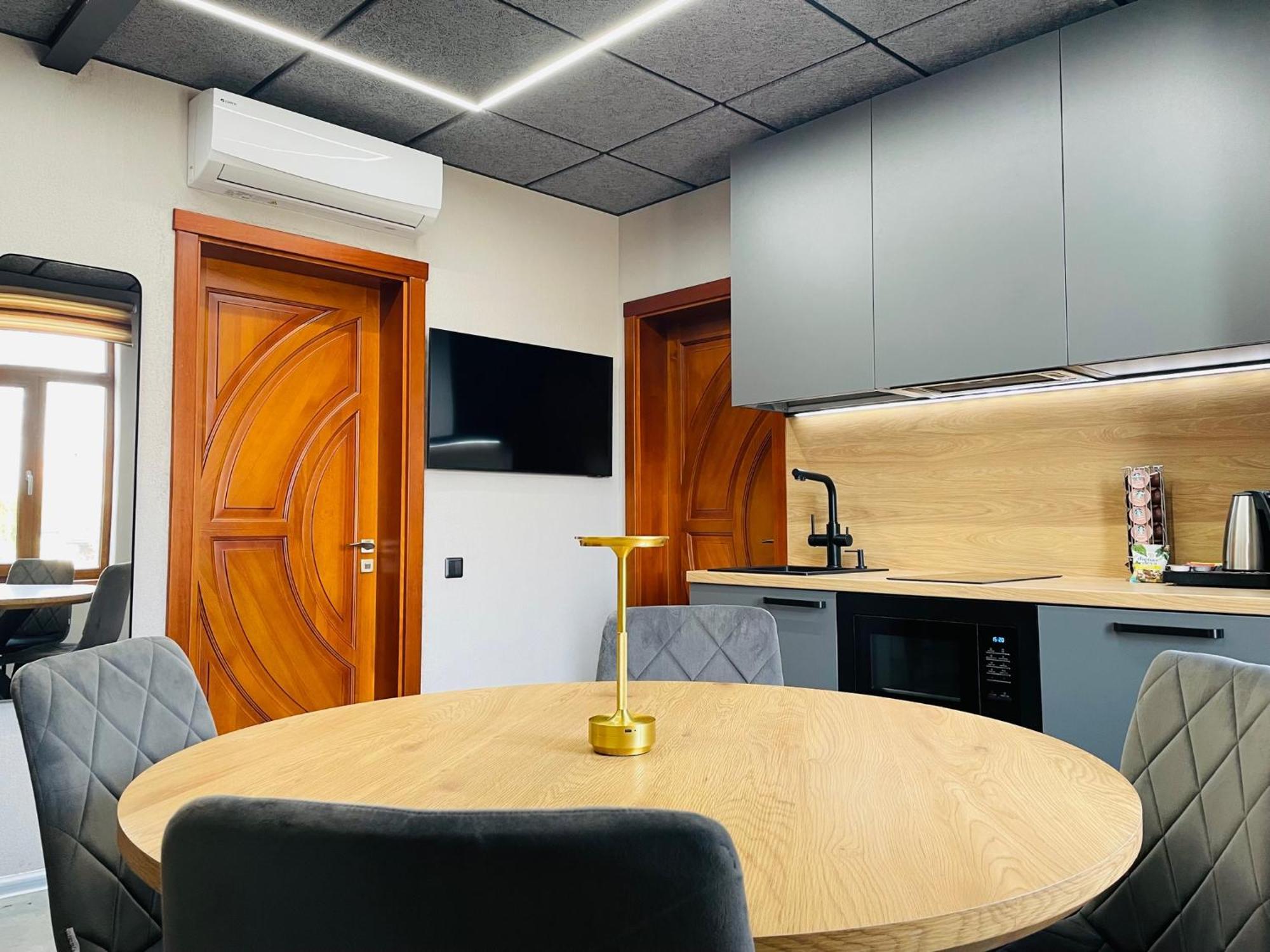Dzīvoklis Brivibas - East / West, Free Privat Parking, Free Wifi, Self Check-in Riga
